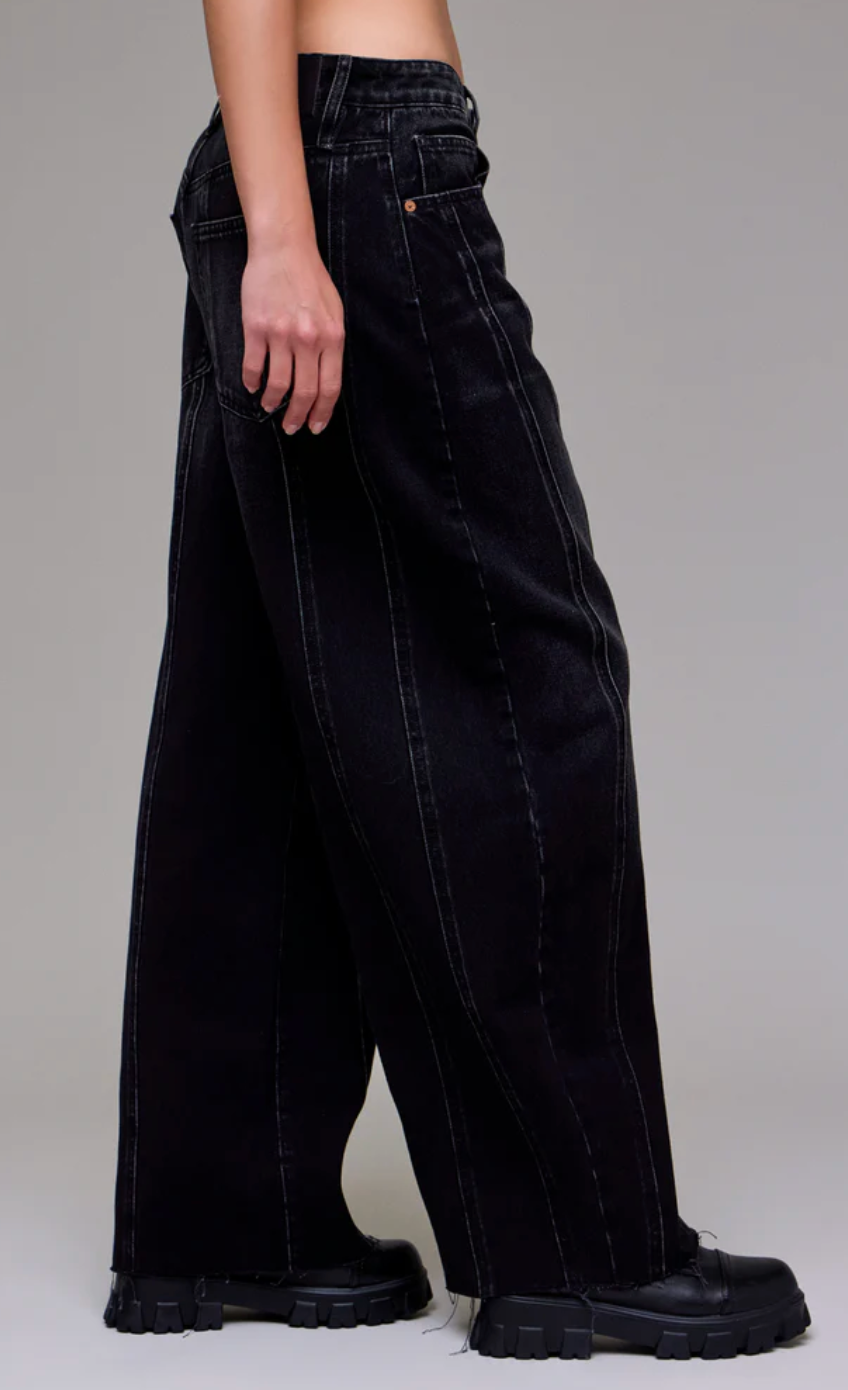 Sammie Barrel Jeans in Black